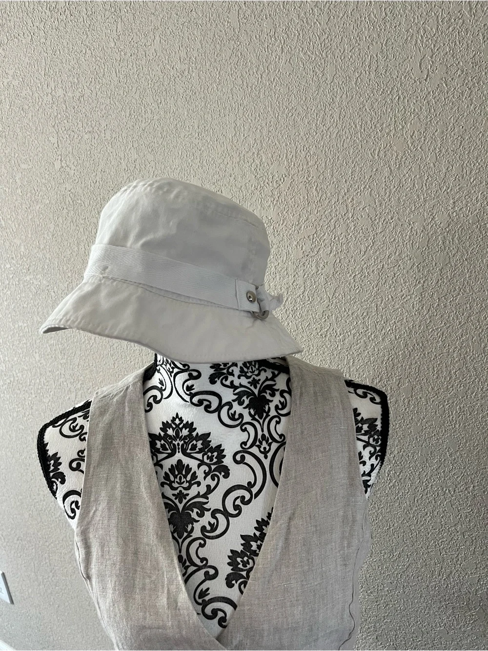 Banana Republic White Cotton Bucket Hat with Ring Accent
